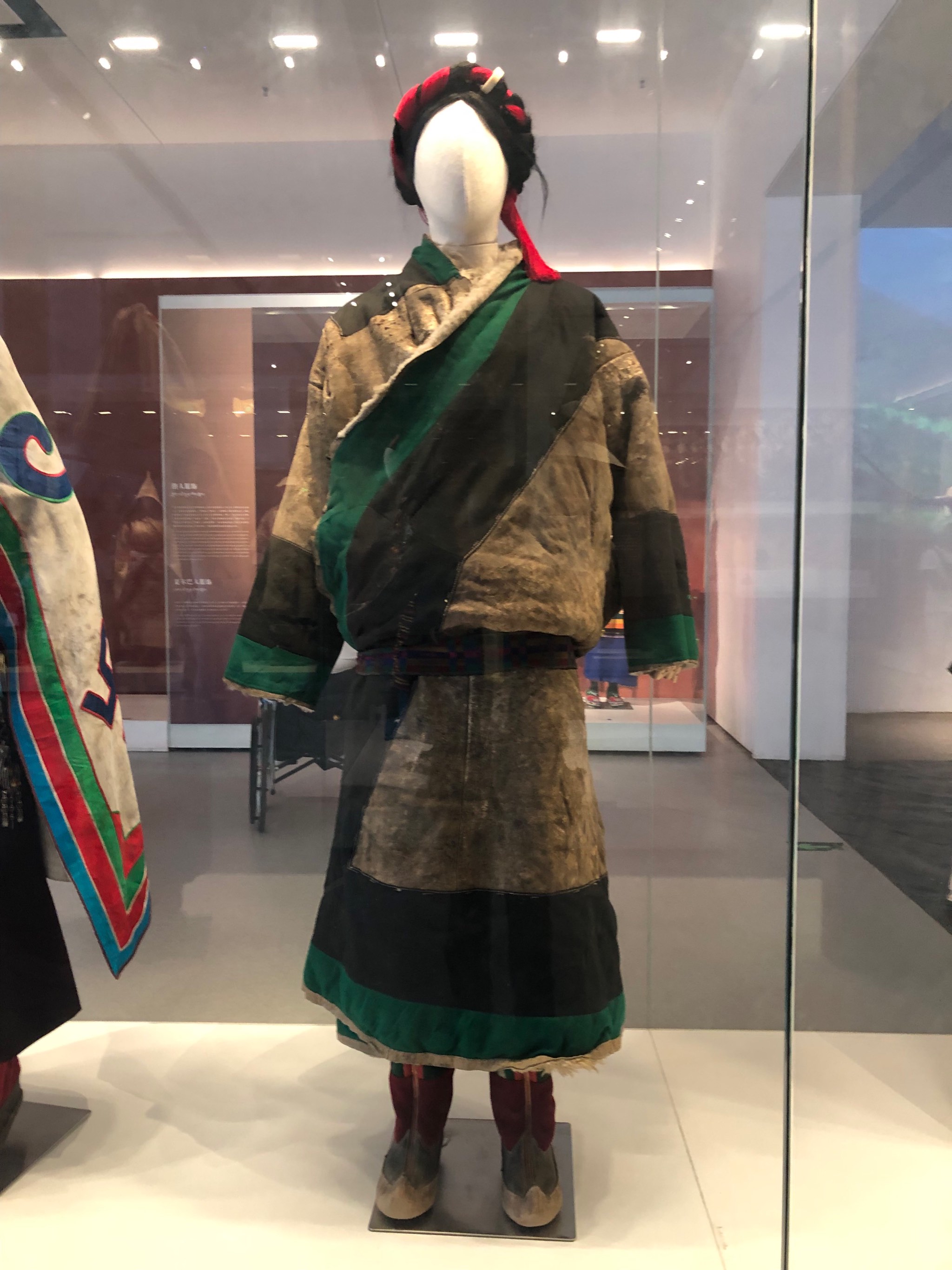 西藏的民族服飾